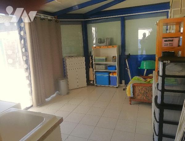 A proximité du centre-ville et commerces, jolie maison récente de plain-pied avec garage et jardin