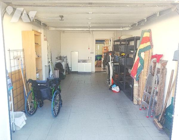 A proximité du centre-ville et commerces, jolie maison récente de plain-pied avec garage et jardin