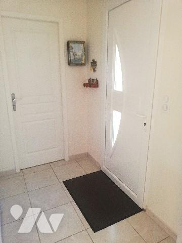 A proximité du centre-ville et commerces, jolie maison récente de plain-pied avec garage et jardin