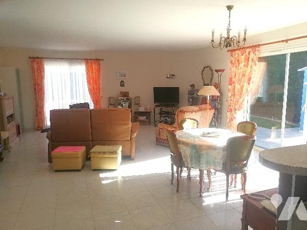 A proximité du centre-ville et commerces, jolie maison récente de plain-pied avec garage et jardin