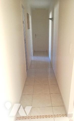 A proximité du centre-ville et commerces, jolie maison récente de plain-pied avec garage et jardin