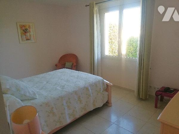 A proximité du centre-ville et commerces, jolie maison récente de plain-pied avec garage et jardin