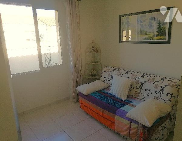 A proximité du centre-ville et commerces, jolie maison récente de plain-pied avec garage et jardin