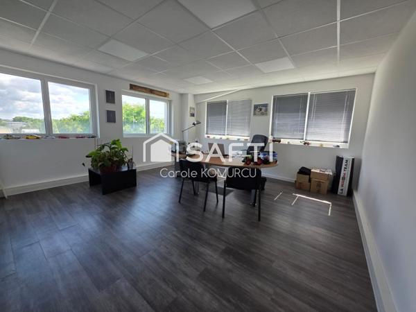 Bureau de 161m² dans Immeuble de 2011 à Achères