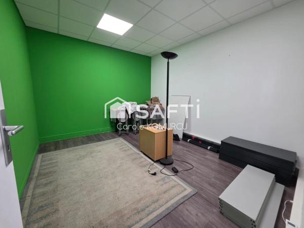 Bureau de 161m² dans Immeuble de 2011 à Achères