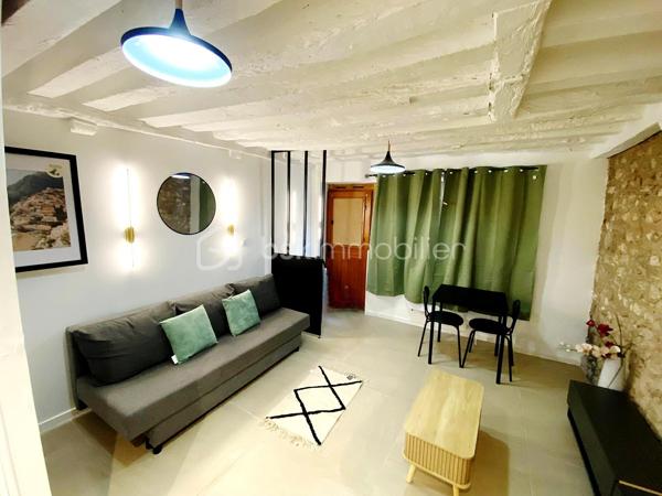 Situé en plein centre-ville (sur l'île) de Melun, ce bien de 21 m² en rez-de-chaussée séduira par son charme et sa décoration. À 10 minutes à pied de la gare de Melun et dans une rue piétonne, il offre une pièce de vie agréable et lumineuse, mise en valeur par un mur en pierre apparente qui apporte du cachet à l'ensemble. L'agencement est optimisé pour profiter pleinement de l'espace, dans un environnement calme.

Le bien bénéficie d'un emplacement idéal : à moins de 2 minutes à pied de l'université Paris Panthéon-Assas et des commerces, facilitant les déplacements et activités au quotidien.

Côté confort, le logement est équipé d'une pompe à chaleur assurant à la fois le chauffage en hiver et la climatisation en été.

Un bien fonctionnel et chaleureux, parfaitement adapté pour un actif ou un investissement locatif (étudiants ou autre).

Bonus : le bien dispose d'une cave privative de 25 m² supplémentaire au sol avec accès direct depuis l'appartement. Idéal pour laisser libre cours à votre imagination 😊

📞 Contactez-moi dès aujourd’hui pour organiser une visite !