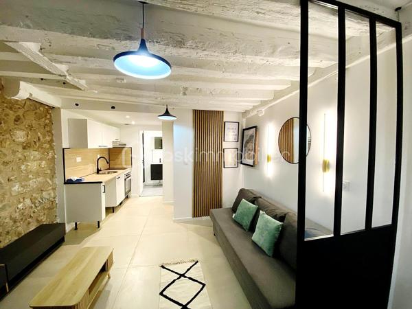 Situé en plein centre-ville (sur l'île) de Melun, ce bien de 21 m² en rez-de-chaussée séduira par son charme et sa décoration. À 10 minutes à pied de la gare de Melun et dans une rue piétonne, il offre une pièce de vie agréable et lumineuse, mise en valeur par un mur en pierre apparente qui apporte du cachet à l'ensemble. L'agencement est optimisé pour profiter pleinement de l'espace, dans un environnement calme.

Le bien bénéficie d'un emplacement idéal : à moins de 2 minutes à pied de l'université Paris Panthéon-Assas et des commerces, facilitant les déplacements et activités au quotidien.

Côté confort, le logement est équipé d'une pompe à chaleur assurant à la fois le chauffage en hiver et la climatisation en été.

Un bien fonctionnel et chaleureux, parfaitement adapté pour un actif ou un investissement locatif (étudiants ou autre).

Bonus : le bien dispose d'une cave privative de 25 m² supplémentaire au sol avec accès direct depuis l'appartement. Idéal pour laisser libre cours à votre imagination 😊

📞 Contactez-moi dès aujourd’hui pour organiser une visite !