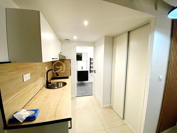 Situé en plein centre-ville (sur l'île) de Melun, ce bien de 21 m² en rez-de-chaussée séduira par son charme et sa décoration. À 10 minutes à pied de la gare de Melun et dans une rue piétonne, il offre une pièce de vie agréable et lumineuse, mise en valeur par un mur en pierre apparente qui apporte du cachet à l'ensemble. L'agencement est optimisé pour profiter pleinement de l'espace, dans un environnement calme.

Le bien bénéficie d'un emplacement idéal : à moins de 2 minutes à pied de l'université Paris Panthéon-Assas et des commerces, facilitant les déplacements et activités au quotidien.

Côté confort, le logement est équipé d'une pompe à chaleur assurant à la fois le chauffage en hiver et la climatisation en été.

Un bien fonctionnel et chaleureux, parfaitement adapté pour un actif ou un investissement locatif (étudiants ou autre).

Bonus : le bien dispose d'une cave privative de 25 m² supplémentaire au sol avec accès direct depuis l'appartement. Idéal pour laisser libre cours à votre imagination 😊

📞 Contactez-moi dès aujourd’hui pour organiser une visite !