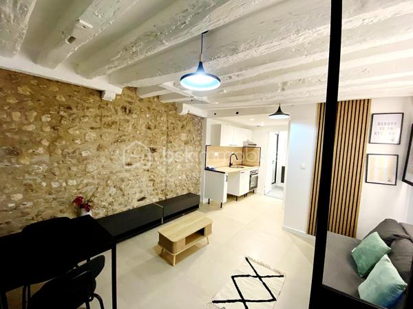 Situé en plein centre-ville (sur l'île) de Melun, ce bien de 21 m² en rez-de-chaussée séduira par son charme et sa décoration. À 10 minutes à pied de la gare de Melun et dans une rue piétonne, il offre une pièce de vie agréable et lumineuse, mise en valeur par un mur en pierre apparente qui apporte du cachet à l'ensemble. L'agencement est optimisé pour profiter pleinement de l'espace, dans un environnement calme.

Le bien bénéficie d'un emplacement idéal : à moins de 2 minutes à pied de l'université Paris Panthéon-Assas et des commerces, facilitant les déplacements et activités au quotidien.

Côté confort, le logement est équipé d'une pompe à chaleur assurant à la fois le chauffage en hiver et la climatisation en été.

Un bien fonctionnel et chaleureux, parfaitement adapté pour un actif ou un investissement locatif (étudiants ou autre).

Bonus : le bien dispose d'une cave privative de 25 m² supplémentaire au sol avec accès direct depuis l'appartement. Idéal pour laisser libre cours à votre imagination 😊

📞 Contactez-moi dès aujourd’hui pour organiser une visite !