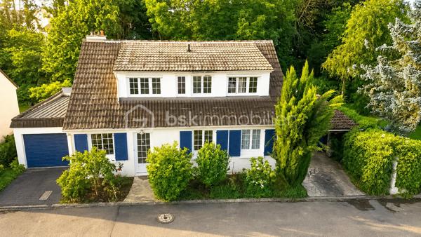 Dans l’un des secteurs les plus recherchés de Pontault-Combault, au cœur du lotissement privé le Clos de la Renardière, découvrez cette superbe maison familiale de 130 m², nichée en impasse, dans un environnement résidentiel calme et verdoyant.

Ici, tout a été pensé pour offrir un cadre de vie privilégié : calme absolu, absence totale de vis-à-vis, volumes généreux, luminosité omniprésente et un extérieur intime où profiter pleinement des beaux jours.

Dès l’entrée, la maison dévoile une magnifique pièce de vie de près de 40 m², baignée de lumière grâce à son exposition plein Sud. 
L’espace salon/séjour, chaleureux et convivial avec son poêle à bois, s’ouvre naturellement sur la terrasse et le jardin, créant une atmosphère de vacances au quotidien.
La cuisine indépendante offre un espace fonctionnel et agréable au quotidien et donne sur un premier garage aménagé avec sa buanderie. 

Le rez-de-chaussée accueille également une chambre, une salle de bains ainsi qu’un WC indépendant.

Le jardin, véritable cocon de tranquillité sans aucun vis-à-vis, deviendra rapidement le lieu préféré de vos soirées d’été, repas en famille et moments de détente.

À l’étage, le palier bénéficient de grands placards et distribue trois belles chambres supplémentaires ainsi qu’une salle d’eau avec WC, idéale pour la vie de famille.

Mais ce qui rend cette maison véritablement unique sur le secteur… ce sont ses deux garages privatifs, un atout extrêmement rare au Clos de la Renardière.

Un emplacement privilégié pour une vie pratique et sereine :
• Commerces et centre commercial à proximité   
• Écoles accessibles rapidement  
• Bus à quelques pas  
• Gare RER E  
• Accès rapide aux grands axes N4 et N104

Cette maison réunit aujourd’hui tout ce que recherchent les familles : un secteur premium, du calme, de l’espace, de la lumière et une vraie qualité de vie.

Un bien rare sur le marché.

Une visite suffira pour vous projeter.