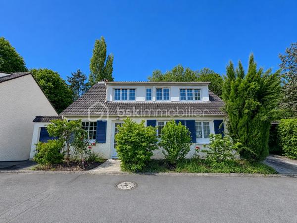 Dans l’un des secteurs les plus recherchés de Pontault-Combault, au cœur du lotissement privé le Clos de la Renardière, découvrez cette superbe maison familiale de 130 m², nichée en impasse, dans un environnement résidentiel calme et verdoyant.

Ici, tout a été pensé pour offrir un cadre de vie privilégié : calme absolu, absence totale de vis-à-vis, volumes généreux, luminosité omniprésente et un extérieur intime où profiter pleinement des beaux jours.

Dès l’entrée, la maison dévoile une magnifique pièce de vie de près de 40 m², baignée de lumière grâce à son exposition plein Sud. 
L’espace salon/séjour, chaleureux et convivial avec son poêle à bois, s’ouvre naturellement sur la terrasse et le jardin, créant une atmosphère de vacances au quotidien.
La cuisine indépendante offre un espace fonctionnel et agréable au quotidien et donne sur un premier garage aménagé avec sa buanderie. 

Le rez-de-chaussée accueille également une chambre, une salle de bains ainsi qu’un WC indépendant.

Le jardin, véritable cocon de tranquillité sans aucun vis-à-vis, deviendra rapidement le lieu préféré de vos soirées d’été, repas en famille et moments de détente.

À l’étage, le palier bénéficient de grands placards et distribue trois belles chambres supplémentaires ainsi qu’une salle d’eau avec WC, idéale pour la vie de famille.

Mais ce qui rend cette maison véritablement unique sur le secteur… ce sont ses deux garages privatifs, un atout extrêmement rare au Clos de la Renardière.

Un emplacement privilégié pour une vie pratique et sereine :
• Commerces et centre commercial à proximité   
• Écoles accessibles rapidement  
• Bus à quelques pas  
• Gare RER E  
• Accès rapide aux grands axes N4 et N104

Cette maison réunit aujourd’hui tout ce que recherchent les familles : un secteur premium, du calme, de l’espace, de la lumière et une vraie qualité de vie.

Un bien rare sur le marché.

Une visite suffira pour vous projeter.