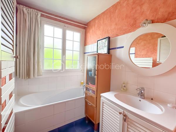 Dans l’un des secteurs les plus recherchés de Pontault-Combault, au cœur du lotissement privé le Clos de la Renardière, découvrez cette superbe maison familiale de 130 m², nichée en impasse, dans un environnement résidentiel calme et verdoyant.

Ici, tout a été pensé pour offrir un cadre de vie privilégié : calme absolu, absence totale de vis-à-vis, volumes généreux, luminosité omniprésente et un extérieur intime où profiter pleinement des beaux jours.

Dès l’entrée, la maison dévoile une magnifique pièce de vie de près de 40 m², baignée de lumière grâce à son exposition plein Sud. 
L’espace salon/séjour, chaleureux et convivial avec son poêle à bois, s’ouvre naturellement sur la terrasse et le jardin, créant une atmosphère de vacances au quotidien.
La cuisine indépendante offre un espace fonctionnel et agréable au quotidien et donne sur un premier garage aménagé avec sa buanderie. 

Le rez-de-chaussée accueille également une chambre, une salle de bains ainsi qu’un WC indépendant.

Le jardin, véritable cocon de tranquillité sans aucun vis-à-vis, deviendra rapidement le lieu préféré de vos soirées d’été, repas en famille et moments de détente.

À l’étage, le palier bénéficient de grands placards et distribue trois belles chambres supplémentaires ainsi qu’une salle d’eau avec WC, idéale pour la vie de famille.

Mais ce qui rend cette maison véritablement unique sur le secteur… ce sont ses deux garages privatifs, un atout extrêmement rare au Clos de la Renardière.

Un emplacement privilégié pour une vie pratique et sereine :
• Commerces et centre commercial à proximité   
• Écoles accessibles rapidement  
• Bus à quelques pas  
• Gare RER E  
• Accès rapide aux grands axes N4 et N104

Cette maison réunit aujourd’hui tout ce que recherchent les familles : un secteur premium, du calme, de l’espace, de la lumière et une vraie qualité de vie.

Un bien rare sur le marché.

Une visite suffira pour vous projeter.