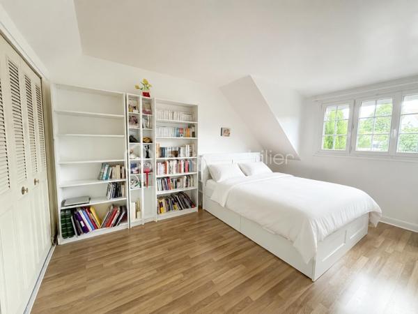 Dans l’un des secteurs les plus recherchés de Pontault-Combault, au cœur du lotissement privé le Clos de la Renardière, découvrez cette superbe maison familiale de 130 m², nichée en impasse, dans un environnement résidentiel calme et verdoyant.

Ici, tout a été pensé pour offrir un cadre de vie privilégié : calme absolu, absence totale de vis-à-vis, volumes généreux, luminosité omniprésente et un extérieur intime où profiter pleinement des beaux jours.

Dès l’entrée, la maison dévoile une magnifique pièce de vie de près de 40 m², baignée de lumière grâce à son exposition plein Sud. 
L’espace salon/séjour, chaleureux et convivial avec son poêle à bois, s’ouvre naturellement sur la terrasse et le jardin, créant une atmosphère de vacances au quotidien.
La cuisine indépendante offre un espace fonctionnel et agréable au quotidien et donne sur un premier garage aménagé avec sa buanderie. 

Le rez-de-chaussée accueille également une chambre, une salle de bains ainsi qu’un WC indépendant.

Le jardin, véritable cocon de tranquillité sans aucun vis-à-vis, deviendra rapidement le lieu préféré de vos soirées d’été, repas en famille et moments de détente.

À l’étage, le palier bénéficient de grands placards et distribue trois belles chambres supplémentaires ainsi qu’une salle d’eau avec WC, idéale pour la vie de famille.

Mais ce qui rend cette maison véritablement unique sur le secteur… ce sont ses deux garages privatifs, un atout extrêmement rare au Clos de la Renardière.

Un emplacement privilégié pour une vie pratique et sereine :
• Commerces et centre commercial à proximité   
• Écoles accessibles rapidement  
• Bus à quelques pas  
• Gare RER E  
• Accès rapide aux grands axes N4 et N104

Cette maison réunit aujourd’hui tout ce que recherchent les familles : un secteur premium, du calme, de l’espace, de la lumière et une vraie qualité de vie.

Un bien rare sur le marché.

Une visite suffira pour vous projeter.