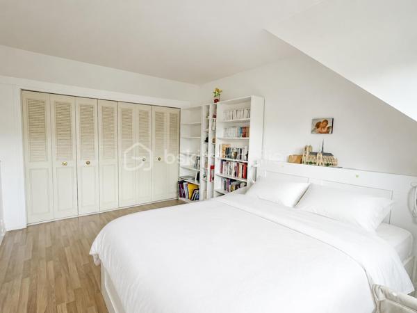 Dans l’un des secteurs les plus recherchés de Pontault-Combault, au cœur du lotissement privé le Clos de la Renardière, découvrez cette superbe maison familiale de 130 m², nichée en impasse, dans un environnement résidentiel calme et verdoyant.

Ici, tout a été pensé pour offrir un cadre de vie privilégié : calme absolu, absence totale de vis-à-vis, volumes généreux, luminosité omniprésente et un extérieur intime où profiter pleinement des beaux jours.

Dès l’entrée, la maison dévoile une magnifique pièce de vie de près de 40 m², baignée de lumière grâce à son exposition plein Sud. 
L’espace salon/séjour, chaleureux et convivial avec son poêle à bois, s’ouvre naturellement sur la terrasse et le jardin, créant une atmosphère de vacances au quotidien.
La cuisine indépendante offre un espace fonctionnel et agréable au quotidien et donne sur un premier garage aménagé avec sa buanderie. 

Le rez-de-chaussée accueille également une chambre, une salle de bains ainsi qu’un WC indépendant.

Le jardin, véritable cocon de tranquillité sans aucun vis-à-vis, deviendra rapidement le lieu préféré de vos soirées d’été, repas en famille et moments de détente.

À l’étage, le palier bénéficient de grands placards et distribue trois belles chambres supplémentaires ainsi qu’une salle d’eau avec WC, idéale pour la vie de famille.

Mais ce qui rend cette maison véritablement unique sur le secteur… ce sont ses deux garages privatifs, un atout extrêmement rare au Clos de la Renardière.

Un emplacement privilégié pour une vie pratique et sereine :
• Commerces et centre commercial à proximité   
• Écoles accessibles rapidement  
• Bus à quelques pas  
• Gare RER E  
• Accès rapide aux grands axes N4 et N104

Cette maison réunit aujourd’hui tout ce que recherchent les familles : un secteur premium, du calme, de l’espace, de la lumière et une vraie qualité de vie.

Un bien rare sur le marché.

Une visite suffira pour vous projeter.