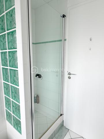 Dans l’un des secteurs les plus recherchés de Pontault-Combault, au cœur du lotissement privé le Clos de la Renardière, découvrez cette superbe maison familiale de 130 m², nichée en impasse, dans un environnement résidentiel calme et verdoyant.

Ici, tout a été pensé pour offrir un cadre de vie privilégié : calme absolu, absence totale de vis-à-vis, volumes généreux, luminosité omniprésente et un extérieur intime où profiter pleinement des beaux jours.

Dès l’entrée, la maison dévoile une magnifique pièce de vie de près de 40 m², baignée de lumière grâce à son exposition plein Sud. 
L’espace salon/séjour, chaleureux et convivial avec son poêle à bois, s’ouvre naturellement sur la terrasse et le jardin, créant une atmosphère de vacances au quotidien.
La cuisine indépendante offre un espace fonctionnel et agréable au quotidien et donne sur un premier garage aménagé avec sa buanderie. 

Le rez-de-chaussée accueille également une chambre, une salle de bains ainsi qu’un WC indépendant.

Le jardin, véritable cocon de tranquillité sans aucun vis-à-vis, deviendra rapidement le lieu préféré de vos soirées d’été, repas en famille et moments de détente.

À l’étage, le palier bénéficient de grands placards et distribue trois belles chambres supplémentaires ainsi qu’une salle d’eau avec WC, idéale pour la vie de famille.

Mais ce qui rend cette maison véritablement unique sur le secteur… ce sont ses deux garages privatifs, un atout extrêmement rare au Clos de la Renardière.

Un emplacement privilégié pour une vie pratique et sereine :
• Commerces et centre commercial à proximité   
• Écoles accessibles rapidement  
• Bus à quelques pas  
• Gare RER E  
• Accès rapide aux grands axes N4 et N104

Cette maison réunit aujourd’hui tout ce que recherchent les familles : un secteur premium, du calme, de l’espace, de la lumière et une vraie qualité de vie.

Un bien rare sur le marché.

Une visite suffira pour vous projeter.