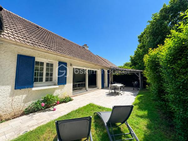Dans l’un des secteurs les plus recherchés de Pontault-Combault, au cœur du lotissement privé le Clos de la Renardière, découvrez cette superbe maison familiale de 130 m², nichée en impasse, dans un environnement résidentiel calme et verdoyant.

Ici, tout a été pensé pour offrir un cadre de vie privilégié : calme absolu, absence totale de vis-à-vis, volumes généreux, luminosité omniprésente et un extérieur intime où profiter pleinement des beaux jours.

Dès l’entrée, la maison dévoile une magnifique pièce de vie de près de 40 m², baignée de lumière grâce à son exposition plein Sud. 
L’espace salon/séjour, chaleureux et convivial avec son poêle à bois, s’ouvre naturellement sur la terrasse et le jardin, créant une atmosphère de vacances au quotidien.
La cuisine indépendante offre un espace fonctionnel et agréable au quotidien et donne sur un premier garage aménagé avec sa buanderie. 

Le rez-de-chaussée accueille également une chambre, une salle de bains ainsi qu’un WC indépendant.

Le jardin, véritable cocon de tranquillité sans aucun vis-à-vis, deviendra rapidement le lieu préféré de vos soirées d’été, repas en famille et moments de détente.

À l’étage, le palier bénéficient de grands placards et distribue trois belles chambres supplémentaires ainsi qu’une salle d’eau avec WC, idéale pour la vie de famille.

Mais ce qui rend cette maison véritablement unique sur le secteur… ce sont ses deux garages privatifs, un atout extrêmement rare au Clos de la Renardière.

Un emplacement privilégié pour une vie pratique et sereine :
• Commerces et centre commercial à proximité   
• Écoles accessibles rapidement  
• Bus à quelques pas  
• Gare RER E  
• Accès rapide aux grands axes N4 et N104

Cette maison réunit aujourd’hui tout ce que recherchent les familles : un secteur premium, du calme, de l’espace, de la lumière et une vraie qualité de vie.

Un bien rare sur le marché.

Une visite suffira pour vous projeter.