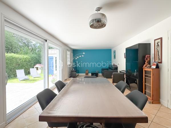 Dans l’un des secteurs les plus recherchés de Pontault-Combault, au cœur du lotissement privé le Clos de la Renardière, découvrez cette superbe maison familiale de 130 m², nichée en impasse, dans un environnement résidentiel calme et verdoyant.

Ici, tout a été pensé pour offrir un cadre de vie privilégié : calme absolu, absence totale de vis-à-vis, volumes généreux, luminosité omniprésente et un extérieur intime où profiter pleinement des beaux jours.

Dès l’entrée, la maison dévoile une magnifique pièce de vie de près de 40 m², baignée de lumière grâce à son exposition plein Sud. 
L’espace salon/séjour, chaleureux et convivial avec son poêle à bois, s’ouvre naturellement sur la terrasse et le jardin, créant une atmosphère de vacances au quotidien.
La cuisine indépendante offre un espace fonctionnel et agréable au quotidien et donne sur un premier garage aménagé avec sa buanderie. 

Le rez-de-chaussée accueille également une chambre, une salle de bains ainsi qu’un WC indépendant.

Le jardin, véritable cocon de tranquillité sans aucun vis-à-vis, deviendra rapidement le lieu préféré de vos soirées d’été, repas en famille et moments de détente.

À l’étage, le palier bénéficient de grands placards et distribue trois belles chambres supplémentaires ainsi qu’une salle d’eau avec WC, idéale pour la vie de famille.

Mais ce qui rend cette maison véritablement unique sur le secteur… ce sont ses deux garages privatifs, un atout extrêmement rare au Clos de la Renardière.

Un emplacement privilégié pour une vie pratique et sereine :
• Commerces et centre commercial à proximité   
• Écoles accessibles rapidement  
• Bus à quelques pas  
• Gare RER E  
• Accès rapide aux grands axes N4 et N104

Cette maison réunit aujourd’hui tout ce que recherchent les familles : un secteur premium, du calme, de l’espace, de la lumière et une vraie qualité de vie.

Un bien rare sur le marché.

Une visite suffira pour vous projeter.