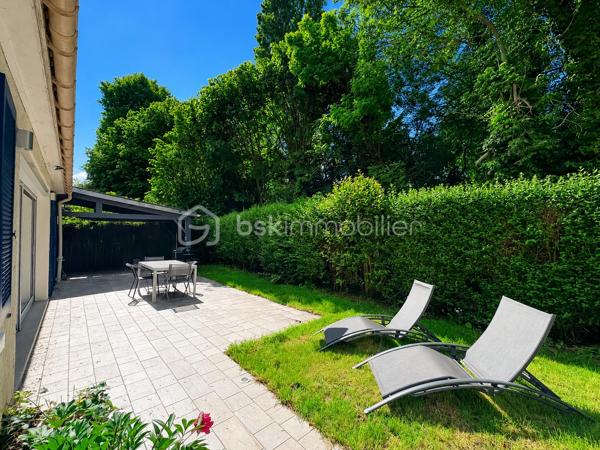 Dans l’un des secteurs les plus recherchés de Pontault-Combault, au cœur du lotissement privé le Clos de la Renardière, découvrez cette superbe maison familiale de 130 m², nichée en impasse, dans un environnement résidentiel calme et verdoyant.

Ici, tout a été pensé pour offrir un cadre de vie privilégié : calme absolu, absence totale de vis-à-vis, volumes généreux, luminosité omniprésente et un extérieur intime où profiter pleinement des beaux jours.

Dès l’entrée, la maison dévoile une magnifique pièce de vie de près de 40 m², baignée de lumière grâce à son exposition plein Sud. 
L’espace salon/séjour, chaleureux et convivial avec son poêle à bois, s’ouvre naturellement sur la terrasse et le jardin, créant une atmosphère de vacances au quotidien.
La cuisine indépendante offre un espace fonctionnel et agréable au quotidien et donne sur un premier garage aménagé avec sa buanderie. 

Le rez-de-chaussée accueille également une chambre, une salle de bains ainsi qu’un WC indépendant.

Le jardin, véritable cocon de tranquillité sans aucun vis-à-vis, deviendra rapidement le lieu préféré de vos soirées d’été, repas en famille et moments de détente.

À l’étage, le palier bénéficient de grands placards et distribue trois belles chambres supplémentaires ainsi qu’une salle d’eau avec WC, idéale pour la vie de famille.

Mais ce qui rend cette maison véritablement unique sur le secteur… ce sont ses deux garages privatifs, un atout extrêmement rare au Clos de la Renardière.

Un emplacement privilégié pour une vie pratique et sereine :
• Commerces et centre commercial à proximité   
• Écoles accessibles rapidement  
• Bus à quelques pas  
• Gare RER E  
• Accès rapide aux grands axes N4 et N104

Cette maison réunit aujourd’hui tout ce que recherchent les familles : un secteur premium, du calme, de l’espace, de la lumière et une vraie qualité de vie.

Un bien rare sur le marché.

Une visite suffira pour vous projeter.