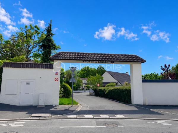 Dans l’un des secteurs les plus recherchés de Pontault-Combault, au cœur du lotissement privé le Clos de la Renardière, découvrez cette superbe maison familiale de 130 m², nichée en impasse, dans un environnement résidentiel calme et verdoyant.

Ici, tout a été pensé pour offrir un cadre de vie privilégié : calme absolu, absence totale de vis-à-vis, volumes généreux, luminosité omniprésente et un extérieur intime où profiter pleinement des beaux jours.

Dès l’entrée, la maison dévoile une magnifique pièce de vie de près de 40 m², baignée de lumière grâce à son exposition plein Sud. 
L’espace salon/séjour, chaleureux et convivial avec son poêle à bois, s’ouvre naturellement sur la terrasse et le jardin, créant une atmosphère de vacances au quotidien.
La cuisine indépendante offre un espace fonctionnel et agréable au quotidien et donne sur un premier garage aménagé avec sa buanderie. 

Le rez-de-chaussée accueille également une chambre, une salle de bains ainsi qu’un WC indépendant.

Le jardin, véritable cocon de tranquillité sans aucun vis-à-vis, deviendra rapidement le lieu préféré de vos soirées d’été, repas en famille et moments de détente.

À l’étage, le palier bénéficient de grands placards et distribue trois belles chambres supplémentaires ainsi qu’une salle d’eau avec WC, idéale pour la vie de famille.

Mais ce qui rend cette maison véritablement unique sur le secteur… ce sont ses deux garages privatifs, un atout extrêmement rare au Clos de la Renardière.

Un emplacement privilégié pour une vie pratique et sereine :
• Commerces et centre commercial à proximité   
• Écoles accessibles rapidement  
• Bus à quelques pas  
• Gare RER E  
• Accès rapide aux grands axes N4 et N104

Cette maison réunit aujourd’hui tout ce que recherchent les familles : un secteur premium, du calme, de l’espace, de la lumière et une vraie qualité de vie.

Un bien rare sur le marché.

Une visite suffira pour vous projeter.