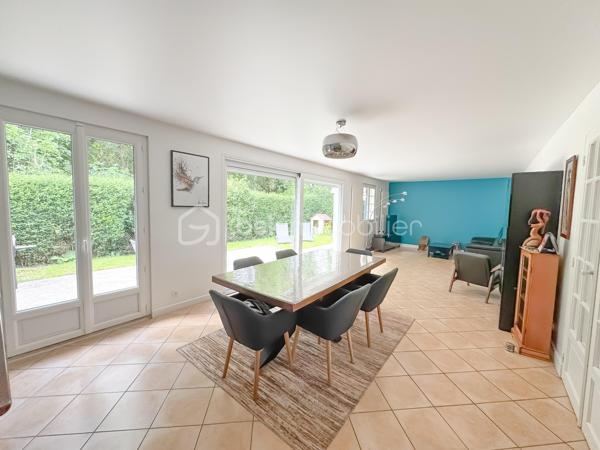Dans l’un des secteurs les plus recherchés de Pontault-Combault, au cœur du lotissement privé le Clos de la Renardière, découvrez cette superbe maison familiale de 130 m², nichée en impasse, dans un environnement résidentiel calme et verdoyant.

Ici, tout a été pensé pour offrir un cadre de vie privilégié : calme absolu, absence totale de vis-à-vis, volumes généreux, luminosité omniprésente et un extérieur intime où profiter pleinement des beaux jours.

Dès l’entrée, la maison dévoile une magnifique pièce de vie de près de 40 m², baignée de lumière grâce à son exposition plein Sud. 
L’espace salon/séjour, chaleureux et convivial avec son poêle à bois, s’ouvre naturellement sur la terrasse et le jardin, créant une atmosphère de vacances au quotidien.
La cuisine indépendante offre un espace fonctionnel et agréable au quotidien et donne sur un premier garage aménagé avec sa buanderie. 

Le rez-de-chaussée accueille également une chambre, une salle de bains ainsi qu’un WC indépendant.

Le jardin, véritable cocon de tranquillité sans aucun vis-à-vis, deviendra rapidement le lieu préféré de vos soirées d’été, repas en famille et moments de détente.

À l’étage, le palier bénéficient de grands placards et distribue trois belles chambres supplémentaires ainsi qu’une salle d’eau avec WC, idéale pour la vie de famille.

Mais ce qui rend cette maison véritablement unique sur le secteur… ce sont ses deux garages privatifs, un atout extrêmement rare au Clos de la Renardière.

Un emplacement privilégié pour une vie pratique et sereine :
• Commerces et centre commercial à proximité   
• Écoles accessibles rapidement  
• Bus à quelques pas  
• Gare RER E  
• Accès rapide aux grands axes N4 et N104

Cette maison réunit aujourd’hui tout ce que recherchent les familles : un secteur premium, du calme, de l’espace, de la lumière et une vraie qualité de vie.

Un bien rare sur le marché.

Une visite suffira pour vous projeter.