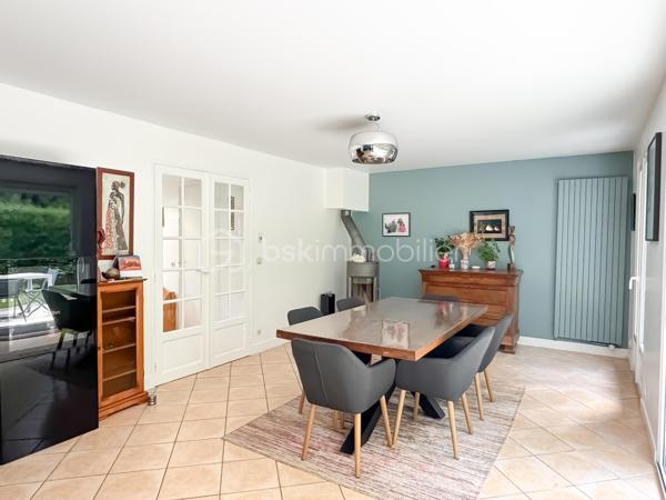 Dans l’un des secteurs les plus recherchés de Pontault-Combault, au cœur du lotissement privé le Clos de la Renardière, découvrez cette superbe maison familiale de 130 m², nichée en impasse, dans un environnement résidentiel calme et verdoyant.

Ici, tout a été pensé pour offrir un cadre de vie privilégié : calme absolu, absence totale de vis-à-vis, volumes généreux, luminosité omniprésente et un extérieur intime où profiter pleinement des beaux jours.

Dès l’entrée, la maison dévoile une magnifique pièce de vie de près de 40 m², baignée de lumière grâce à son exposition plein Sud. 
L’espace salon/séjour, chaleureux et convivial avec son poêle à bois, s’ouvre naturellement sur la terrasse et le jardin, créant une atmosphère de vacances au quotidien.
La cuisine indépendante offre un espace fonctionnel et agréable au quotidien et donne sur un premier garage aménagé avec sa buanderie. 

Le rez-de-chaussée accueille également une chambre, une salle de bains ainsi qu’un WC indépendant.

Le jardin, véritable cocon de tranquillité sans aucun vis-à-vis, deviendra rapidement le lieu préféré de vos soirées d’été, repas en famille et moments de détente.

À l’étage, le palier bénéficient de grands placards et distribue trois belles chambres supplémentaires ainsi qu’une salle d’eau avec WC, idéale pour la vie de famille.

Mais ce qui rend cette maison véritablement unique sur le secteur… ce sont ses deux garages privatifs, un atout extrêmement rare au Clos de la Renardière.

Un emplacement privilégié pour une vie pratique et sereine :
• Commerces et centre commercial à proximité   
• Écoles accessibles rapidement  
• Bus à quelques pas  
• Gare RER E  
• Accès rapide aux grands axes N4 et N104

Cette maison réunit aujourd’hui tout ce que recherchent les familles : un secteur premium, du calme, de l’espace, de la lumière et une vraie qualité de vie.

Un bien rare sur le marché.

Une visite suffira pour vous projeter.