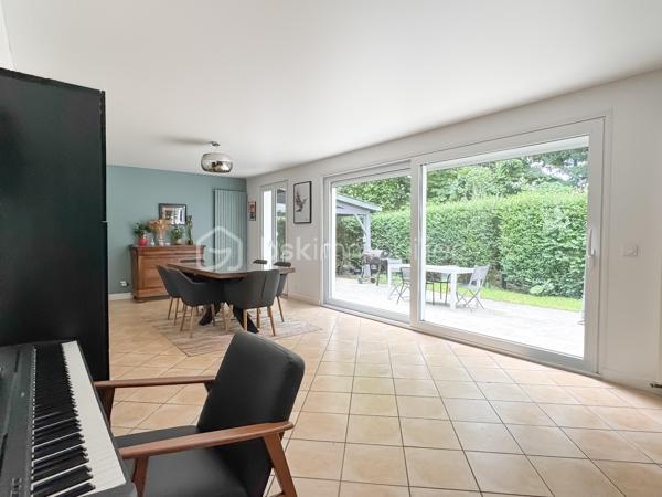 Dans l’un des secteurs les plus recherchés de Pontault-Combault, au cœur du lotissement privé le Clos de la Renardière, découvrez cette superbe maison familiale de 130 m², nichée en impasse, dans un environnement résidentiel calme et verdoyant.

Ici, tout a été pensé pour offrir un cadre de vie privilégié : calme absolu, absence totale de vis-à-vis, volumes généreux, luminosité omniprésente et un extérieur intime où profiter pleinement des beaux jours.

Dès l’entrée, la maison dévoile une magnifique pièce de vie de près de 40 m², baignée de lumière grâce à son exposition plein Sud. 
L’espace salon/séjour, chaleureux et convivial avec son poêle à bois, s’ouvre naturellement sur la terrasse et le jardin, créant une atmosphère de vacances au quotidien.
La cuisine indépendante offre un espace fonctionnel et agréable au quotidien et donne sur un premier garage aménagé avec sa buanderie. 

Le rez-de-chaussée accueille également une chambre, une salle de bains ainsi qu’un WC indépendant.

Le jardin, véritable cocon de tranquillité sans aucun vis-à-vis, deviendra rapidement le lieu préféré de vos soirées d’été, repas en famille et moments de détente.

À l’étage, le palier bénéficient de grands placards et distribue trois belles chambres supplémentaires ainsi qu’une salle d’eau avec WC, idéale pour la vie de famille.

Mais ce qui rend cette maison véritablement unique sur le secteur… ce sont ses deux garages privatifs, un atout extrêmement rare au Clos de la Renardière.

Un emplacement privilégié pour une vie pratique et sereine :
• Commerces et centre commercial à proximité   
• Écoles accessibles rapidement  
• Bus à quelques pas  
• Gare RER E  
• Accès rapide aux grands axes N4 et N104

Cette maison réunit aujourd’hui tout ce que recherchent les familles : un secteur premium, du calme, de l’espace, de la lumière et une vraie qualité de vie.

Un bien rare sur le marché.

Une visite suffira pour vous projeter.