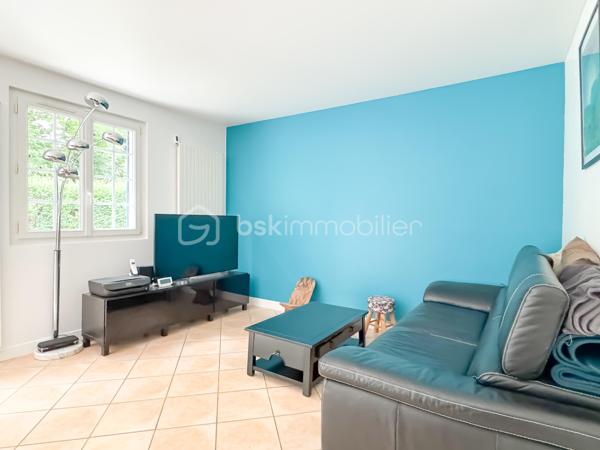 Dans l’un des secteurs les plus recherchés de Pontault-Combault, au cœur du lotissement privé le Clos de la Renardière, découvrez cette superbe maison familiale de 130 m², nichée en impasse, dans un environnement résidentiel calme et verdoyant.

Ici, tout a été pensé pour offrir un cadre de vie privilégié : calme absolu, absence totale de vis-à-vis, volumes généreux, luminosité omniprésente et un extérieur intime où profiter pleinement des beaux jours.

Dès l’entrée, la maison dévoile une magnifique pièce de vie de près de 40 m², baignée de lumière grâce à son exposition plein Sud. 
L’espace salon/séjour, chaleureux et convivial avec son poêle à bois, s’ouvre naturellement sur la terrasse et le jardin, créant une atmosphère de vacances au quotidien.
La cuisine indépendante offre un espace fonctionnel et agréable au quotidien et donne sur un premier garage aménagé avec sa buanderie. 

Le rez-de-chaussée accueille également une chambre, une salle de bains ainsi qu’un WC indépendant.

Le jardin, véritable cocon de tranquillité sans aucun vis-à-vis, deviendra rapidement le lieu préféré de vos soirées d’été, repas en famille et moments de détente.

À l’étage, le palier bénéficient de grands placards et distribue trois belles chambres supplémentaires ainsi qu’une salle d’eau avec WC, idéale pour la vie de famille.

Mais ce qui rend cette maison véritablement unique sur le secteur… ce sont ses deux garages privatifs, un atout extrêmement rare au Clos de la Renardière.

Un emplacement privilégié pour une vie pratique et sereine :
• Commerces et centre commercial à proximité   
• Écoles accessibles rapidement  
• Bus à quelques pas  
• Gare RER E  
• Accès rapide aux grands axes N4 et N104

Cette maison réunit aujourd’hui tout ce que recherchent les familles : un secteur premium, du calme, de l’espace, de la lumière et une vraie qualité de vie.

Un bien rare sur le marché.

Une visite suffira pour vous projeter.