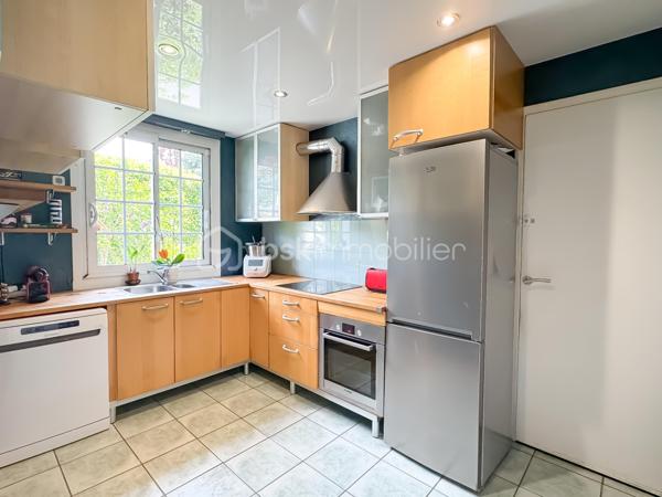 Dans l’un des secteurs les plus recherchés de Pontault-Combault, au cœur du lotissement privé le Clos de la Renardière, découvrez cette superbe maison familiale de 130 m², nichée en impasse, dans un environnement résidentiel calme et verdoyant.

Ici, tout a été pensé pour offrir un cadre de vie privilégié : calme absolu, absence totale de vis-à-vis, volumes généreux, luminosité omniprésente et un extérieur intime où profiter pleinement des beaux jours.

Dès l’entrée, la maison dévoile une magnifique pièce de vie de près de 40 m², baignée de lumière grâce à son exposition plein Sud. 
L’espace salon/séjour, chaleureux et convivial avec son poêle à bois, s’ouvre naturellement sur la terrasse et le jardin, créant une atmosphère de vacances au quotidien.
La cuisine indépendante offre un espace fonctionnel et agréable au quotidien et donne sur un premier garage aménagé avec sa buanderie. 

Le rez-de-chaussée accueille également une chambre, une salle de bains ainsi qu’un WC indépendant.

Le jardin, véritable cocon de tranquillité sans aucun vis-à-vis, deviendra rapidement le lieu préféré de vos soirées d’été, repas en famille et moments de détente.

À l’étage, le palier bénéficient de grands placards et distribue trois belles chambres supplémentaires ainsi qu’une salle d’eau avec WC, idéale pour la vie de famille.

Mais ce qui rend cette maison véritablement unique sur le secteur… ce sont ses deux garages privatifs, un atout extrêmement rare au Clos de la Renardière.

Un emplacement privilégié pour une vie pratique et sereine :
• Commerces et centre commercial à proximité   
• Écoles accessibles rapidement  
• Bus à quelques pas  
• Gare RER E  
• Accès rapide aux grands axes N4 et N104

Cette maison réunit aujourd’hui tout ce que recherchent les familles : un secteur premium, du calme, de l’espace, de la lumière et une vraie qualité de vie.

Un bien rare sur le marché.

Une visite suffira pour vous projeter.