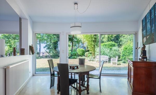 Maison contemporaine d’architecte – 284 m² – Jardin arboré et dépendances