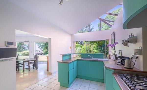 Maison contemporaine d’architecte – 284 m² – Jardin arboré et dépendances