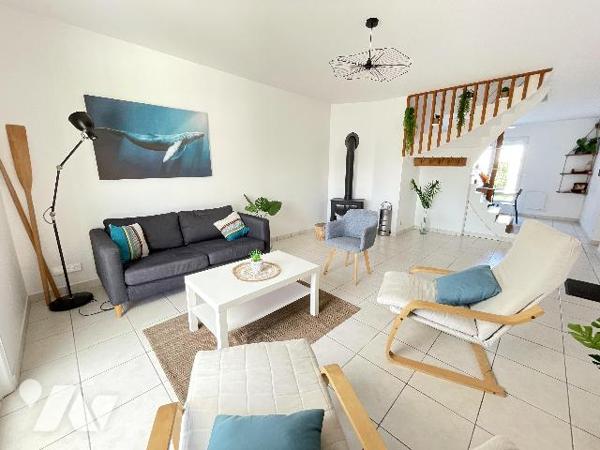Maison de ville à vendre, située à PREFAILLES, à 500m du centre et à 750m de la grande plage.