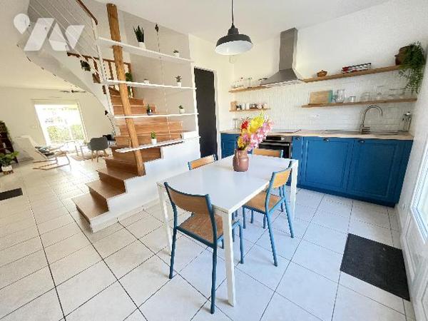 Maison de ville à vendre, située à PREFAILLES, à 500m du centre et à 750m de la grande plage.