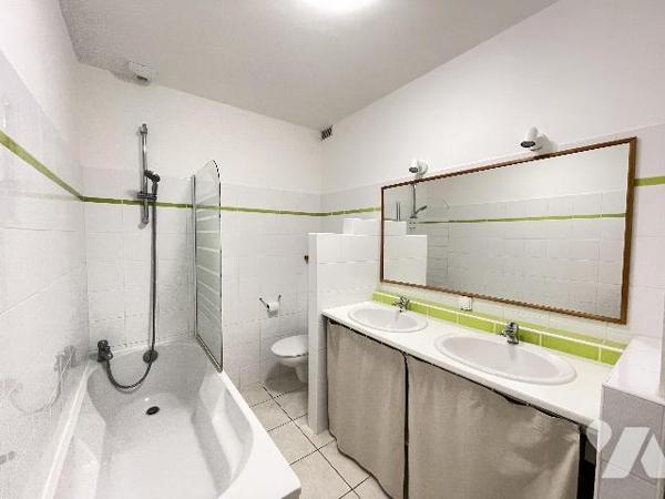 Maison de ville à vendre, située à PREFAILLES, à 500m du centre et à 750m de la grande plage.