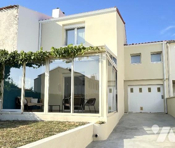 Maison de ville à vendre, située à PREFAILLES, à 500m du centre et à 750m de la grande plage.