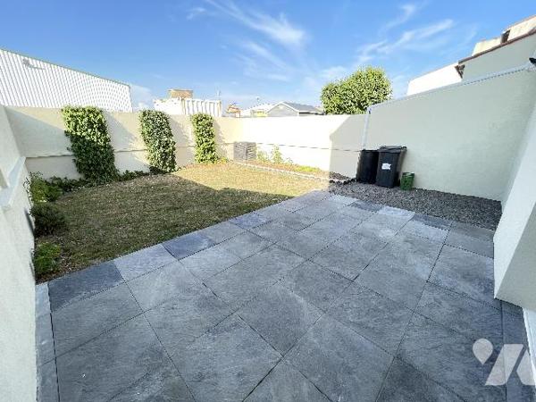 Maison de ville à vendre, située à PREFAILLES, à 500m du centre et à 750m de la grande plage.