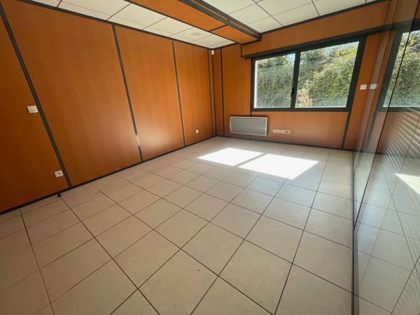 Immeuble de bureaux indépendant de 400 m2, proche gare et autoroute