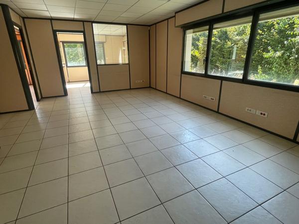Immeuble de bureaux indépendant de 400 m2, proche gare et autoroute