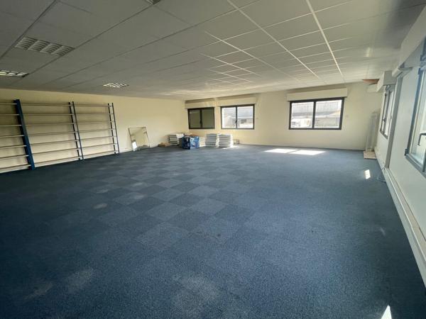Immeuble de bureaux indépendant de 400 m2, proche gare et autoroute