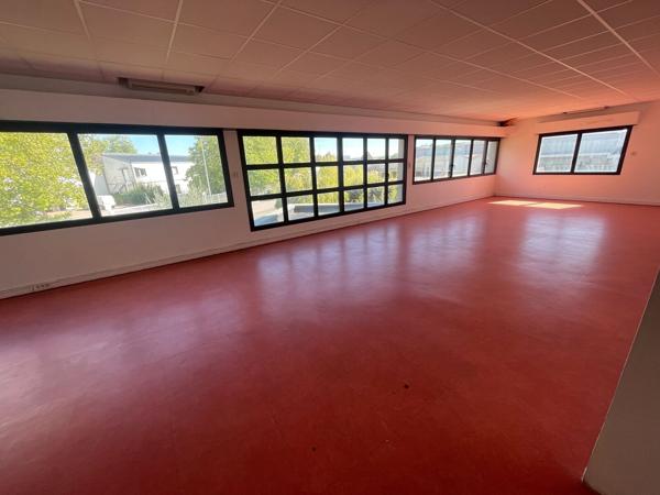 Immeuble de bureaux indépendant de 400 m2, proche gare et autoroute
