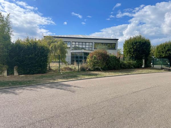 Immeuble de bureaux indépendant de 400 m2, proche gare et autoroute