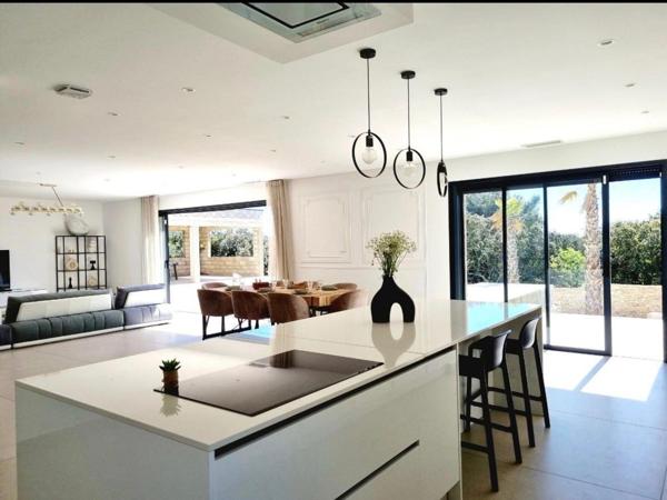 Maison familiale avec piscine et grand terrain