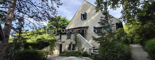 Découvrez cette maison à vendre de 251 m² datant de 1992 à Villeneuve -sur Bellot 27 min de la Ferté-sous-Jouarre , offrant un cadre de vie convivial et spacieux. Située dans un environnement où tranquillité et qualité de vie se rencontrent, elle se distingue par sa grande surface habitable et son joli jardin accessible depuis une terrasse.
Une vue imprenable sur la verdure de Villeneuve-sur-Bellot.

Cette maison de 7 pièces offre de nombreux espaces :
- 4 chambres 
-Cuisine fonctionnelle  ouverte ou fermée selon vos envies sur la pièce de vie
-Double salon salle à manger avec une vue exceptionnelle.
 -2 toilettes 
-Salle de bain et salle d'eau

Sous-sol total aménagé en plusieurs pièces, dont une cuisine aménagé ,espace jeu  ,espace bureau , atelier ...

Un jardin de 1799m² entretenu et magnifique qui fait le tour de la maison.

 Bien agencé, ce bien est à visiter sans tarder.

Chauffage au fioul 
La consommation fioul par an 2800e 3200€ 

Profitez du calme absolu et d'une terrasse agréable pour des moments en famille. Je suis à votre disposition pour toute information supplémentaire. Contactez Aurélie Tombette pour découvrir ce bien rare sur le marché!