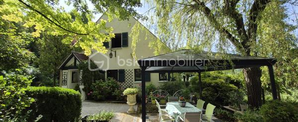Découvrez cette maison à vendre de 251 m² datant de 1992 à Villeneuve -sur Bellot 27 min de la Ferté-sous-Jouarre , offrant un cadre de vie convivial et spacieux. Située dans un environnement où tranquillité et qualité de vie se rencontrent, elle se distingue par sa grande surface habitable et son joli jardin accessible depuis une terrasse.
Une vue imprenable sur la verdure de Villeneuve-sur-Bellot.

Cette maison de 7 pièces offre de nombreux espaces :
- 4 chambres 
-Cuisine fonctionnelle  ouverte ou fermée selon vos envies sur la pièce de vie
-Double salon salle à manger avec une vue exceptionnelle.
 -2 toilettes 
-Salle de bain et salle d'eau

Sous-sol total aménagé en plusieurs pièces, dont une cuisine aménagé ,espace jeu  ,espace bureau , atelier ...

Un jardin de 1799m² entretenu et magnifique qui fait le tour de la maison.

 Bien agencé, ce bien est à visiter sans tarder.

Chauffage au fioul 
La consommation fioul par an 2800e 3200€ 

Profitez du calme absolu et d'une terrasse agréable pour des moments en famille. Je suis à votre disposition pour toute information supplémentaire. Contactez Aurélie Tombette pour découvrir ce bien rare sur le marché!