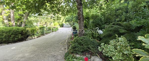 Découvrez cette maison à vendre de 251 m² datant de 1992 à Villeneuve -sur Bellot 27 min de la Ferté-sous-Jouarre , offrant un cadre de vie convivial et spacieux. Située dans un environnement où tranquillité et qualité de vie se rencontrent, elle se distingue par sa grande surface habitable et son joli jardin accessible depuis une terrasse.
Une vue imprenable sur la verdure de Villeneuve-sur-Bellot.

Cette maison de 7 pièces offre de nombreux espaces :
- 4 chambres 
-Cuisine fonctionnelle  ouverte ou fermée selon vos envies sur la pièce de vie
-Double salon salle à manger avec une vue exceptionnelle.
 -2 toilettes 
-Salle de bain et salle d'eau

Sous-sol total aménagé en plusieurs pièces, dont une cuisine aménagé ,espace jeu  ,espace bureau , atelier ...

Un jardin de 1799m² entretenu et magnifique qui fait le tour de la maison.

 Bien agencé, ce bien est à visiter sans tarder.

Chauffage au fioul 
La consommation fioul par an 2800e 3200€ 

Profitez du calme absolu et d'une terrasse agréable pour des moments en famille. Je suis à votre disposition pour toute information supplémentaire. Contactez Aurélie Tombette pour découvrir ce bien rare sur le marché!