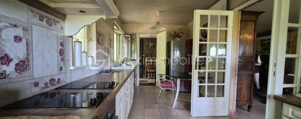 Découvrez cette maison à vendre de 251 m² datant de 1992 à Villeneuve -sur Bellot 27 min de la Ferté-sous-Jouarre , offrant un cadre de vie convivial et spacieux. Située dans un environnement où tranquillité et qualité de vie se rencontrent, elle se distingue par sa grande surface habitable et son joli jardin accessible depuis une terrasse.
Une vue imprenable sur la verdure de Villeneuve-sur-Bellot.

Cette maison de 7 pièces offre de nombreux espaces :
- 4 chambres 
-Cuisine fonctionnelle  ouverte ou fermée selon vos envies sur la pièce de vie
-Double salon salle à manger avec une vue exceptionnelle.
 -2 toilettes 
-Salle de bain et salle d'eau

Sous-sol total aménagé en plusieurs pièces, dont une cuisine aménagé ,espace jeu  ,espace bureau , atelier ...

Un jardin de 1799m² entretenu et magnifique qui fait le tour de la maison.

 Bien agencé, ce bien est à visiter sans tarder.

Chauffage au fioul 
La consommation fioul par an 2800e 3200€ 

Profitez du calme absolu et d'une terrasse agréable pour des moments en famille. Je suis à votre disposition pour toute information supplémentaire. Contactez Aurélie Tombette pour découvrir ce bien rare sur le marché!