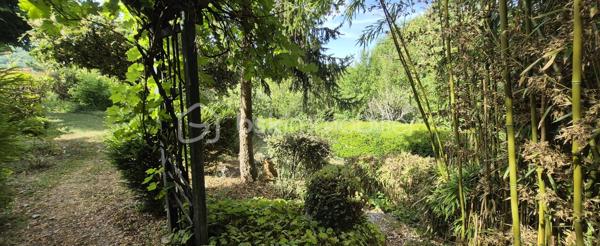 Découvrez cette maison à vendre de 251 m² datant de 1992 à Villeneuve -sur Bellot 27 min de la Ferté-sous-Jouarre , offrant un cadre de vie convivial et spacieux. Située dans un environnement où tranquillité et qualité de vie se rencontrent, elle se distingue par sa grande surface habitable et son joli jardin accessible depuis une terrasse.
Une vue imprenable sur la verdure de Villeneuve-sur-Bellot.

Cette maison de 7 pièces offre de nombreux espaces :
- 4 chambres 
-Cuisine fonctionnelle  ouverte ou fermée selon vos envies sur la pièce de vie
-Double salon salle à manger avec une vue exceptionnelle.
 -2 toilettes 
-Salle de bain et salle d'eau

Sous-sol total aménagé en plusieurs pièces, dont une cuisine aménagé ,espace jeu  ,espace bureau , atelier ...

Un jardin de 1799m² entretenu et magnifique qui fait le tour de la maison.

 Bien agencé, ce bien est à visiter sans tarder.

Chauffage au fioul 
La consommation fioul par an 2800e 3200€ 

Profitez du calme absolu et d'une terrasse agréable pour des moments en famille. Je suis à votre disposition pour toute information supplémentaire. Contactez Aurélie Tombette pour découvrir ce bien rare sur le marché!