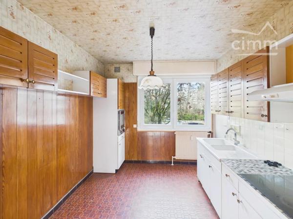 Amateurs de rénovation complète : ce bien est une véritable opportunité.