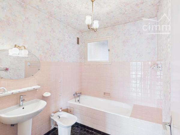 Amateurs de rénovation complète : ce bien est une véritable opportunité.