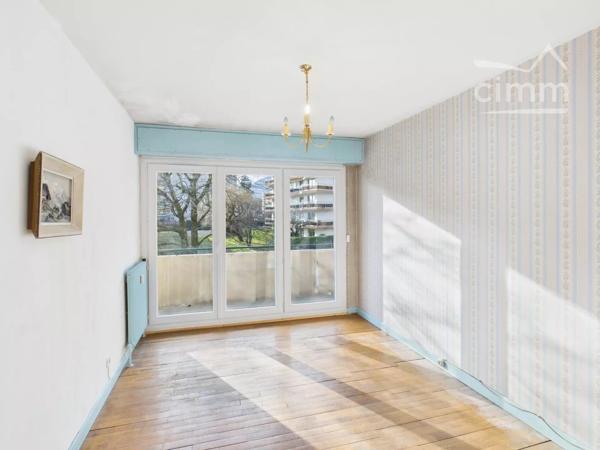 Amateurs de rénovation complète : ce bien est une véritable opportunité.