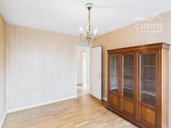 Amateurs de rénovation complète : ce bien est une véritable opportunité.